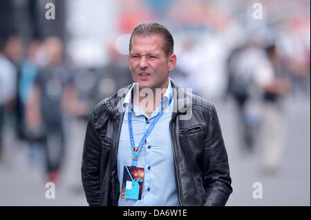 Nuerburg, Germania. 05 Luglio, 2013. Olandese ex driver di Formula Uno Jos 'boss' Verstappen passeggiate attraverso il paddock a Nuerburgring race track, Nuerburg, Germania, 05 luglio 2013. Il Gran Premio di Formula Uno di Germania avrà luogo il 7 luglio 2013. Foto: David Ebener/dpa/Alamy Live News Foto Stock