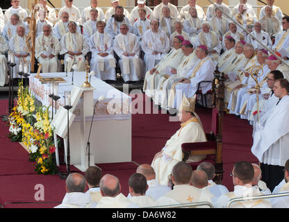 Praga, Repubblica Ceca. 5 Luglio, 2013. Legato pontificio e l'Arcivescovo di Zagabria Josip Bozanic, centro serve una tradizionale Santa Messa a cui hanno partecipato migliaia di pellegrini celebrando la 1150th anniversario dell arrivo di Cirillo e Metodio, i missionari cristiani dal IX secolo, durante i giorni di buona volontà di persone a Velehrad, circa 250 chilometri a sud-est di Praga Repubblica Ceca, il Sabato, 5 luglio 2013. Credito: Zdenek Nemec/Alamy Live News/CTK foto/Alamy Live News Foto Stock