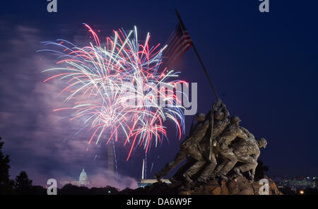 Fuochi d'artificio per celebrare il Giorno di Indipendenza esplodere su Washington con la US Marine Corps Memorial in primo piano Luglio 4, 2013 in Arlington, VA. Foto Stock