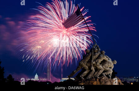 Fuochi d'artificio per celebrare il Giorno di Indipendenza esplodere su Washington con la US Marine Corps Memorial in primo piano Luglio 4, 2013 in Arlington, VA. Foto Stock