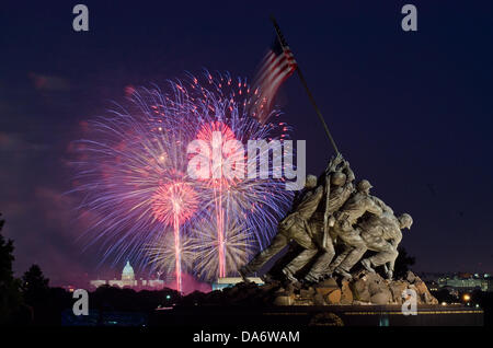 Washinton DC, Stati Uniti d'America. 4 luglio 2013. Fuochi d'artificio per celebrare il Giorno di Indipendenza esplodere su Washington con la US Marine Corps Memorial in primo piano Luglio 4, 2013 in Arlington, VA. Credito: Planetpix/Alamy Live News Foto Stock