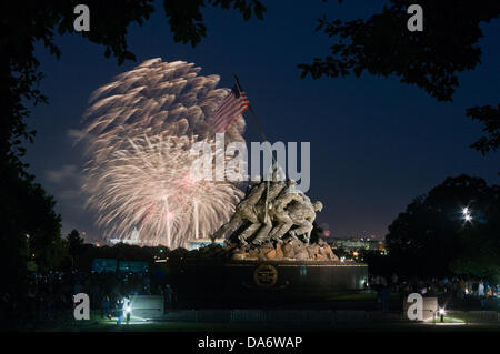 Fuochi d'artificio per celebrare il Giorno di Indipendenza esplodere su Washington con la US Marine Corps Memorial in primo piano Luglio 4, 2013 in Arlington, VA. Foto Stock