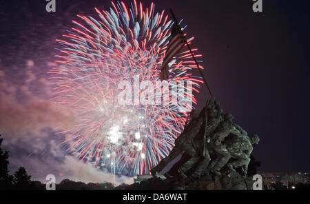 Fuochi d'artificio per celebrare il Giorno di Indipendenza esplodere su Washington con la US Marine Corps Memorial in primo piano Luglio 4, 2013 in Arlington, VA. Foto Stock