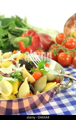 Un piatto di pasta con verdure e strisce di prosciutto Foto Stock