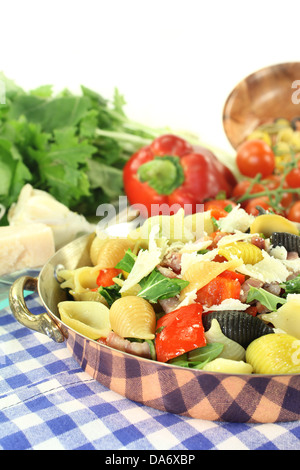 Un piatto di pasta con verdure e strisce di prosciutto Foto Stock