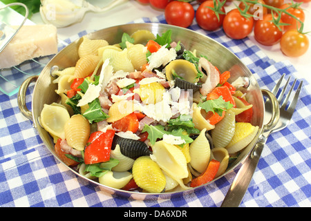 Un piatto di pasta con verdure e strisce di prosciutto Foto Stock