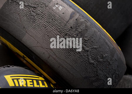 Nuerburg, Germania. 05 Luglio, 2013. Utilizzato gomme slick Pirelli impilati nel paddock a Nuerburgring race track, Nuerburg, Germania, 05 luglio 2013. Il Gran Premio di Formula Uno di Germania avrà luogo il 7 luglio 2013. Foto: David Ebener/dpa/Alamy Live News Foto Stock