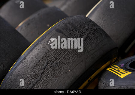 Nuerburg, Germania. 05 Luglio, 2013. Utilizzato gomme slick Pirelli impilati nel paddock a Nuerburgring race track, Nuerburg, Germania, 05 luglio 2013. Il Gran Premio di Formula Uno di Germania avrà luogo il 7 luglio 2013. Foto: David Ebener/dpa /dpa/Alamy Live News Foto Stock