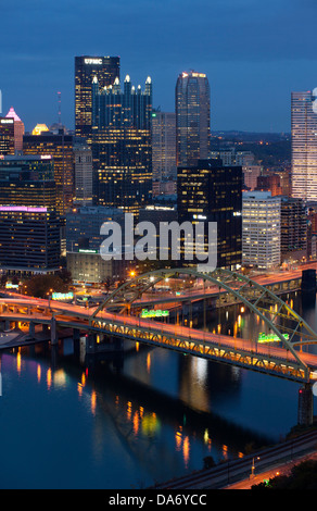 SKYLINE del centro di Fort Pitt ponte sul fiume MONONGAHELA PITTSBURGH PENNSYLVANIA USA Foto Stock