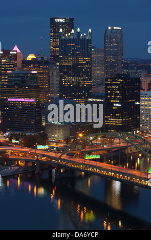 SKYLINE del centro di Fort Pitt ponte sul fiume MONONGAHELA PITTSBURGH PENNSYLVANIA USA Foto Stock