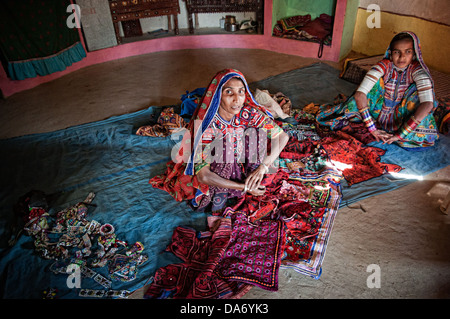 Tribali locali le donne indossano abiti tradizionali nel Kutch area. Il Gujarat. India Foto Stock