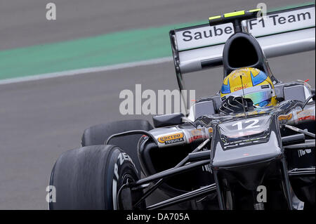 La Sauber manzi la sua vettura durante la prima sessione di prove libere al Nuerburgring race track, Nuerburg, Germania. 05 Luglio, 2013. Mexican driver di Formula Uno Esteban Gutierrez della Sauber manzi la sua vettura durante la prima sessione di prove libere al Nuerburgring race track, Nuerburg, Germania, 05 luglio 2013. Il Gran Premio di Formula Uno di Germania avrà luogo il 7 luglio 2013. Foto: David Ebener/dpa/Alamy Live News Foto Stock