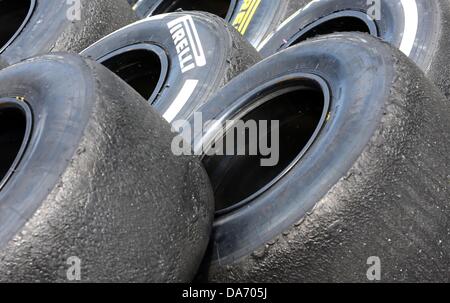 Il paddock a Nuerburgring race track, Nuerburg, Germania. 05 Luglio, 2013. Utilizzato gomme slick Pirelli impilati nel paddock a Nuerburgring race track, Nuerburg, Germania, 05 luglio 2013. Il Gran Premio di Formula Uno di Germania avrà luogo il 7 luglio 2013. Foto: Jens Buettner/dpa/Alamy Live News Foto Stock