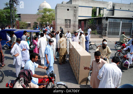 Blocco di giornalisti Sher Shah Suri strada come essi stanno protestando contro la tortura sui giornalisti da giovani medici di Khyber insegnamento ospedale durante la dimostrazione, nella città di Peshawar venerdì di Luglio 05, 2013. Foto Stock