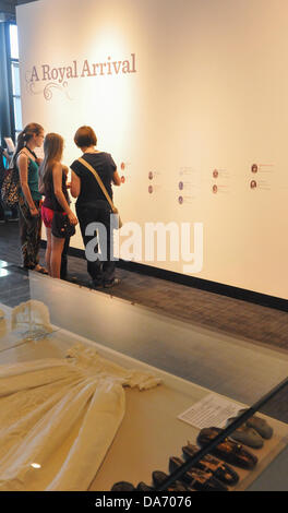 Il museo di Londra, Londra, Regno Unito. Il 5 luglio 2013. I visitatori di leggere la timeline alla Royal arrivo mostra presso il Museo di Londra Credito: Matteo Chattle/Alamy Live News Foto Stock