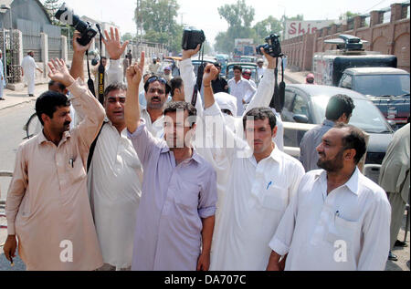 Blocco di giornalisti Sher Shah Suri strada come essi stanno protestando contro la tortura sui giornalisti da giovani medici di Khyber insegnamento ospedale durante la dimostrazione, nella città di Peshawar venerdì di Luglio 05, 2013. Foto Stock