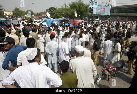 Blocco di giornalisti Sher Shah Suri strada come essi stanno protestando contro la tortura sui giornalisti da giovani medici di Khyber insegnamento ospedale durante la dimostrazione, nella città di Peshawar venerdì di Luglio 05, 2013. Foto Stock