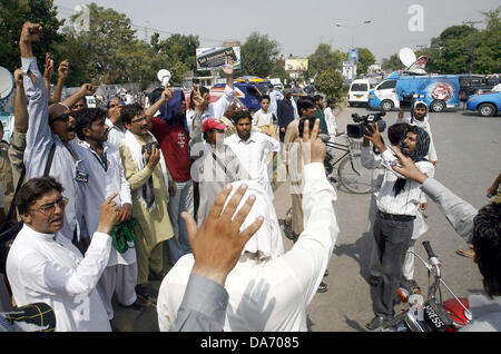 Blocco di giornalisti Sher Shah Suri strada come essi stanno protestando contro la tortura sui giornalisti da giovani medici di Khyber insegnamento ospedale durante la dimostrazione, nella città di Peshawar venerdì di Luglio 05, 2013. Foto Stock