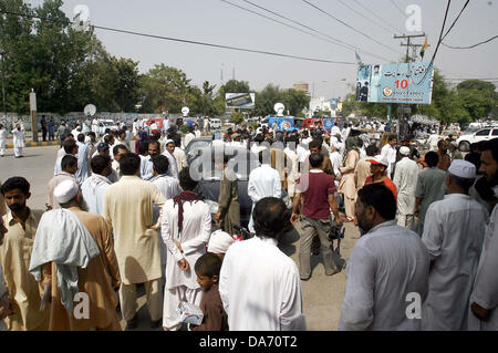 Blocco di giornalisti Sher Shah Suri strada come essi stanno protestando contro la tortura sui giornalisti da giovani medici di Khyber insegnamento ospedale durante la dimostrazione, nella città di Peshawar venerdì di Luglio 05, 2013. Foto Stock