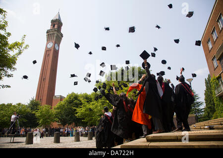 Birmingham, Regno Unito. 05 Luglio, 2013. Università di Birmingham studenti dopo la loro cerimonia di laurea. Oltre 1500 studenti sarà promosso quest'anno dal rosso mattone università. Credito: Giovanni Giacomo/Alamy Live News Foto Stock