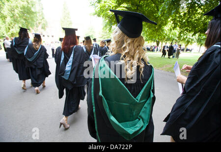 Birmingham, Regno Unito. 05 Luglio, 2013. Università di Birmingham studenti dopo la loro cerimonia di laurea. Oltre 1500 studenti sarà promosso quest'anno dal rosso mattone università. Credito: Giovanni Giacomo/Alamy Live News Foto Stock