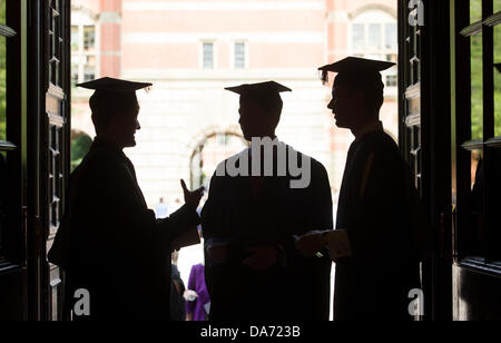 Birmingham, Regno Unito. 05 Luglio, 2013. Università di Birmingham studenti dopo la loro cerimonia di laurea. Oltre 1500 studenti sarà promosso quest'anno dal rosso mattone università. Credito: Giovanni Giacomo/Alamy Live News Foto Stock