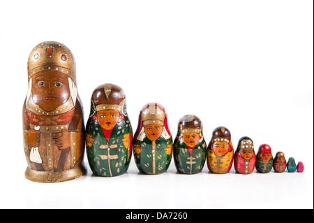 Una fila di un antico di legno matrioshka dolls Foto Stock