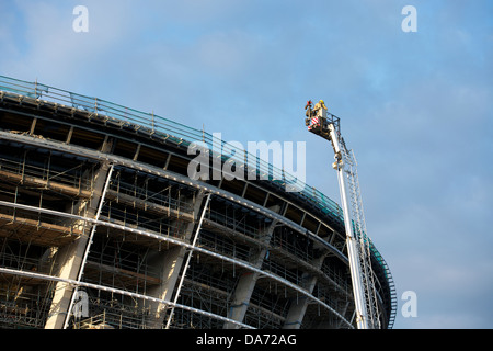 Pompiere veglia a seguito di un incendio sul tetto in Hydro Arena edificio durante la sua costruzione. Foto Stock