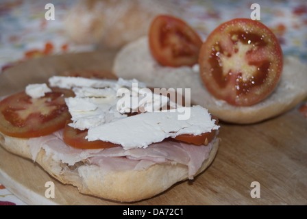 Una tipica italiana a sandwich con prosciutto e formaggio e pomodoro Foto Stock