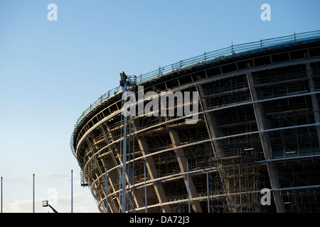 Pompiere veglia a seguito di un incendio sul tetto in Hydro Arena edificio durante la sua costruzione. Foto Stock