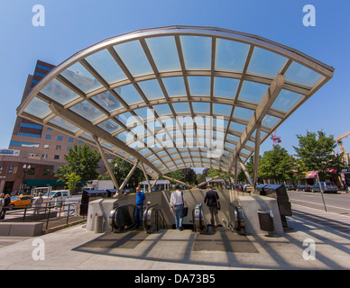 ARLINGTON, VA, Stati Uniti d'America - Clarendon Stazione della Metropolitana entrata. Foto Stock