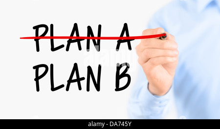 Business plan cambiando strategia. Imprenditore attraversamento su un piano, piano di scrittura B. isolati su sfondo bianco. Foto Stock