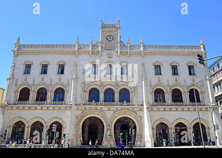 Estacao do Rossio, con pianta a ferro di cavallo ingressi, sulla Praca de Dom Pedro IV square, Lisbona, Portogallo Foto Stock