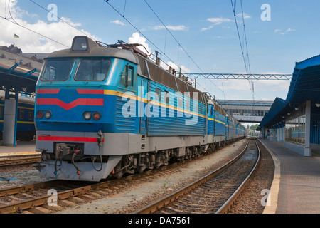 Suburban treno elettrico locomotore parcheggiato a Kiev, Ucraina Foto Stock