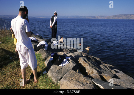 Ultra Ortodosso Ebrei religiosi la balneazione presso la riva occidentale del Mare di Galilea, anche Kinneret o del lago di Tiberiade un grande lago di acqua dolce nel nord di Israele Foto Stock