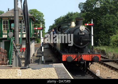 Un treno a vapore che arriva alla stazione di Holt a nord stazione di Norfolk Foto Stock