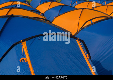 Righe di colore blu e arancio tende a Glastonbury Festival, Somerset, Inghilterra, Regno Unito. Foto Stock