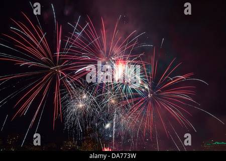 Il 4 luglio il Giorno di Indipendenza 2013 fuochi d'artificio a Portland Oregon Downtown Waterfront Foto Stock