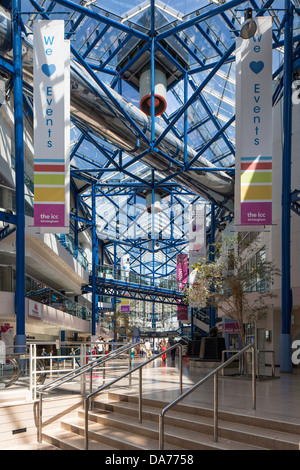 All'interno dell'edificio ICC, Birmingham City Centre, Birmingham, Inghilterra, Regno Unito Foto Stock