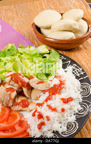 Spiedini di pollo di servire con riso, pane pita in background Foto Stock