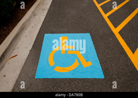 Parcheggio Disabili segno di spazio Foto Stock