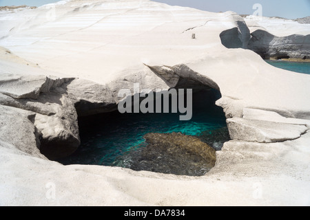 Le grotte e le formazioni rocciose di mare a Sarakiniko area sull isola di Milos,una Grecia Foto Stock