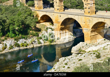 Pont du Gard antico acquedotto romano ponte attraversa il fiume Gardon Remoulins, sud della Francia. Patrimonio mondiale Foto Stock