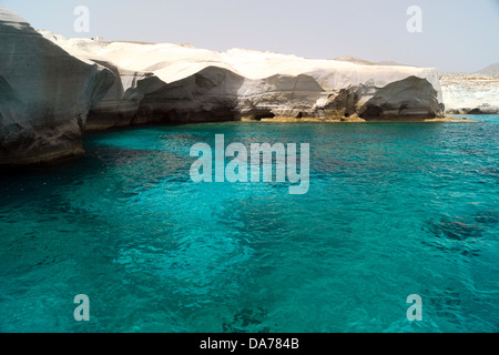 Le grotte e le formazioni rocciose di mare a Sarakiniko area sull isola di Milos,una Grecia Foto Stock