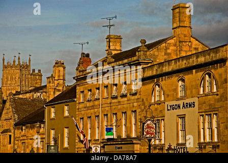 Cotswold città di Chipping Campden con il High Street immerso nella luce del sole serale Foto Stock