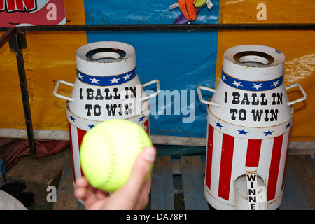 Luna park - gioco di abilità buttare palla in secchi contea di Down Irlanda del Nord Regno Unito Foto Stock