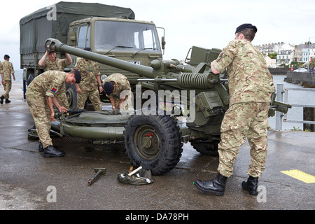 British Army esercito territoriale si riserva soldati imballaggio 105mm cannone leggero per il trasporto la contea di Down Irlanda del Nord Regno Unito Foto Stock