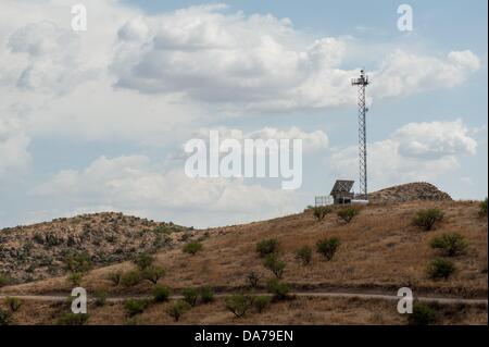 Luglio 3, 2013 - Arivaca, Arizona, Stati Uniti - STATI UNITI Pattuglia di Confine SBINet indagini torre del Deserto di Sonora vicino Arivaca, Ariz., circa 60 miglia a sud-ovest di Tucson. La zona è ancora considerato una droga pesante e il contrabbando umano plaza. Centinaia di migranti morti sono stati trovati in questa zona negli ultimi 14 anni, secondo l umana le frontiere, i diritti umani di gruppo. (Credito Immagine: © sarà Seberger/ZUMAPRESS.com) Foto Stock