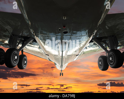 Sollevamento a getto in un cielo di sunrise. Foto Stock