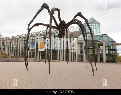 Scultura di spider intitolato 'Mammon' davanti a Natioanl Galleria d'Arte a Ottawa Foto Stock